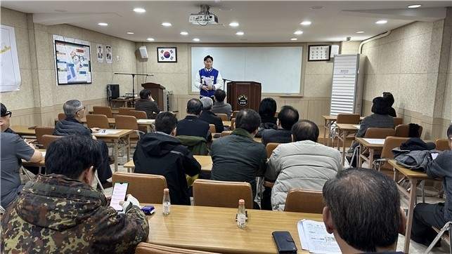 수원역 테마거리 상인회를 방문한 김영진의원이 상인들과 대화를 나누고 있는 모습 <김영진 선거사무소 제공>