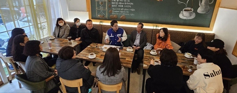 권선2동에서 열린 '반반 무 많이 모임'에 참석한 염태영 후보가 주민들과 대화를 나누고 있는 모습 <모두를 위한 캠프 제공>