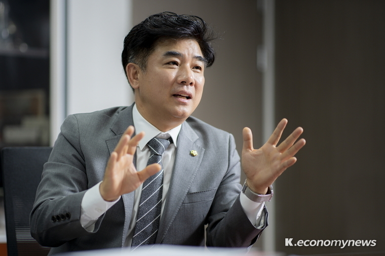 김병욱 의원이 3·8 여성의 날을 맞아 분당의 아동과 여성을 체계적으로 돌보기 위한 ‘분당 여성·아동 복지 케어 센터’ 공약을 발표했다 <김병욱 의원 사무실 제공>