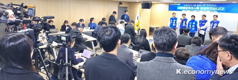 더불어민주당 소속 김승원(갑), 백혜련(을), 김영진(병), 김준혁(정), 염태영(무) 후보가 12일 오전 경기도의회 중회의실에서 공동 기자회견을 열었다 <강소하 기자>