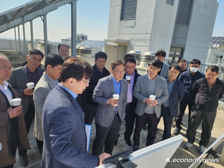 황준기 용인특례시 제2부시장(가운데 파란셔츠)이 평택시 고덕신도시 한 아파트 옥상에서 LH 관계자에게 개발현황을 듣고 있다 <용인특례시 제공>
