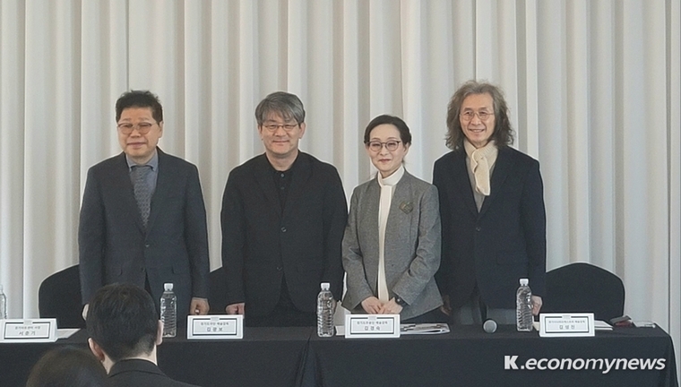 (왼쪽부터) 서춘기 경기아트센터 사장, 김광보 경기도극단 예술감독, 김경숙 경기도무용단 예술감독, 김성진 경기시나위오케스트라 예술감독 <강소하 기자>