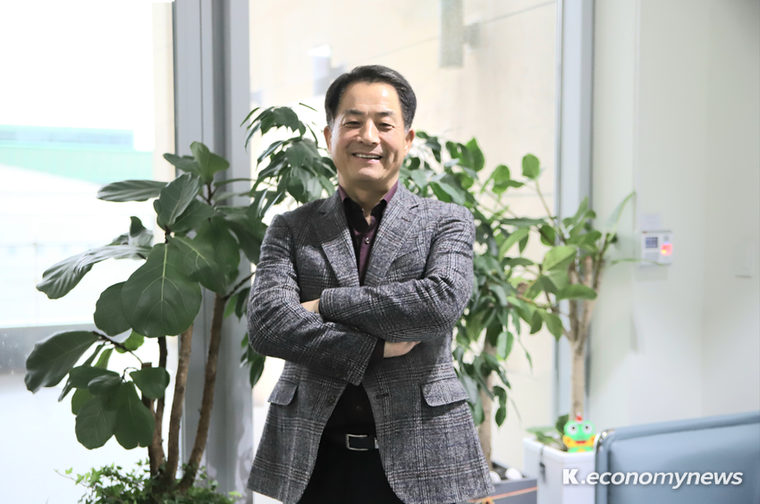 ‘청소년과 청년의 꿈이 실현되는 도시, 수원’을 만들기 위해 다양한 사업과 맞춤형 프로그램을 추진 중인 이병규 수원시청소년청년재단 이사장 <최재우 기자>