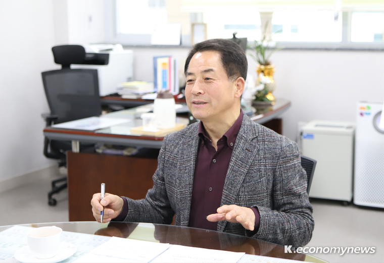 ‘청소년과 청년의 꿈이 실현되는 도시, 수원’을 만들기 위해 다양한 사업과 맞춤형 프로그램을 추진 중인 이병규 수원시청소년청년재단 이사장 <최재우 기자>