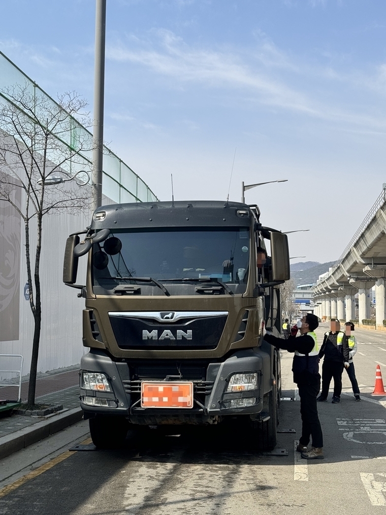 의정부시 이동단속반원의 과적차량 단속 <의정부시 제공>