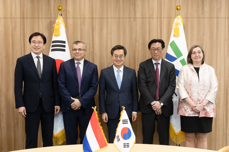 28일 오후 경기도지사 집무실에서 김동연 경기도지사, 벤자민 로(Benjamin Loh) CEO, 히쳄 엠사드(Hichem M'Saad) 신임 CEO 내정자, 김용길 ASM Korea 회장, 오니 얄링크(Onny Jalink) 주한 네덜란드 대사관 공관 차석이 기념촬영을 했다 <경기도 제공>