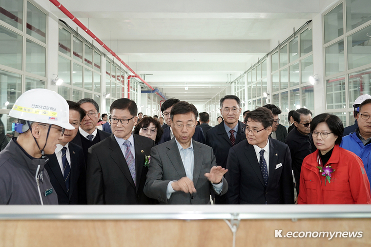 시설시찰을 하는 신상진 성남시장(가운데) (신상진시장 왼쪽 박광순 성남시의장) <성남시 제공>