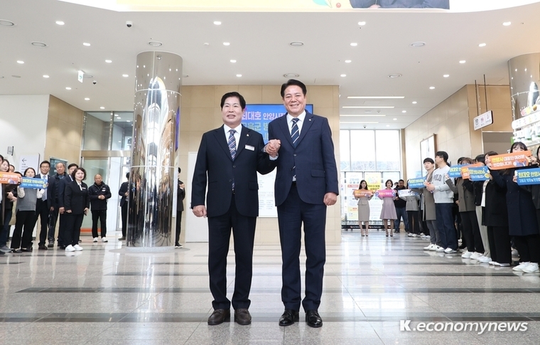 손을 맞잡은 공영민 고흥군수와 최대호 안양시장 <안양시 제공>
