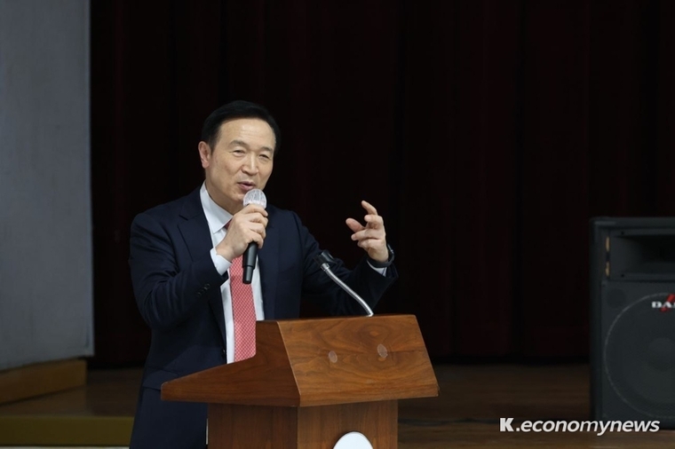 임태희 경기도교육감이 증거 기반 정책 평가의 이해를 돕기 위한 워크숍에서 인사말을 하고 있다 <경기도교육청 제공>