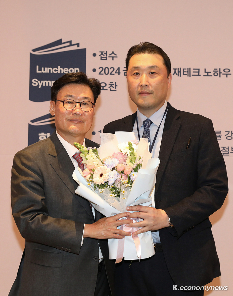 윤성환 수원 이춘택병원장(사진 오른쪽)이 대한전문병원협회 제5기 신임 회장으로 선출됐다 <이춘택병원 제공>