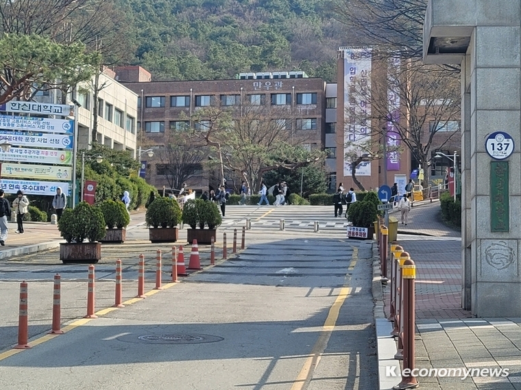 경기도 오산시 소재 한신대학교가 특정 전공에 대한 사실상의 폐과 수순을 밟으면서 반발이 거세지고 있다 <강소하 기자>
