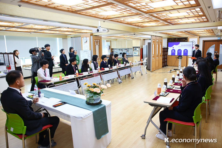 김영수 의왕시부시장이 2023년 청소년참여위원회 활동 경과보고 및 2024년 활동계획을 경청하고 있다 <의왕시 제공>