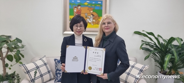 삼육대 신지연 문학박사며 대외국제처장(사진 왼쪽), 외국인 교수 로즈마리이브 신 <삼육대 제공>
