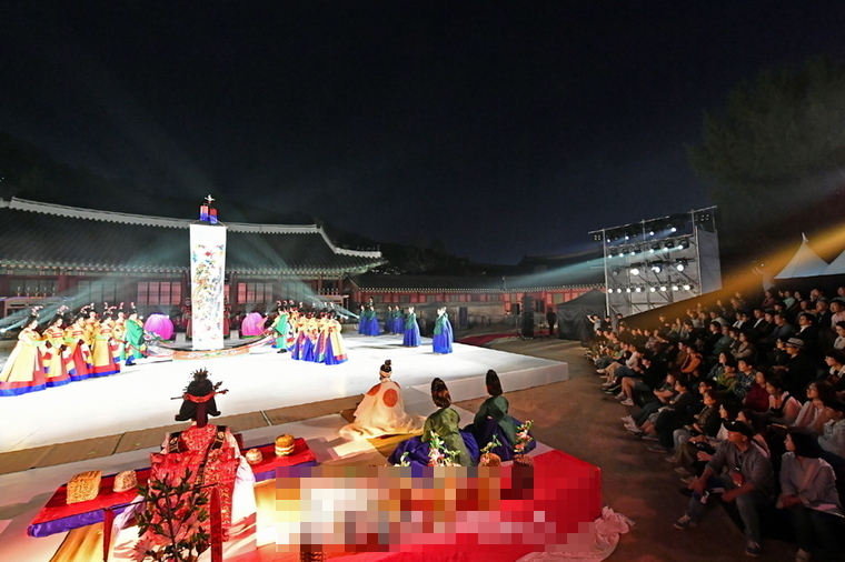지난 2019년 10월 제56회 수원화성문화제 당시 혜경궁 홍씨의 회갑연을 소재로 한 진찬연 공연 장면 (사진제공/수원시)