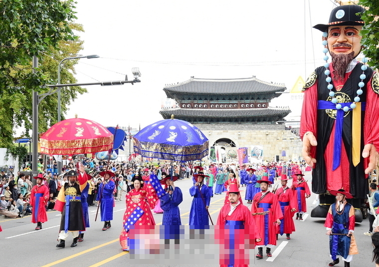 지난 2019년 정조대왕 능행차 퍼레이드 행렬이 수원화성의 북문인 장안문을 지나고 있는 모습 (사진제공/수원시)