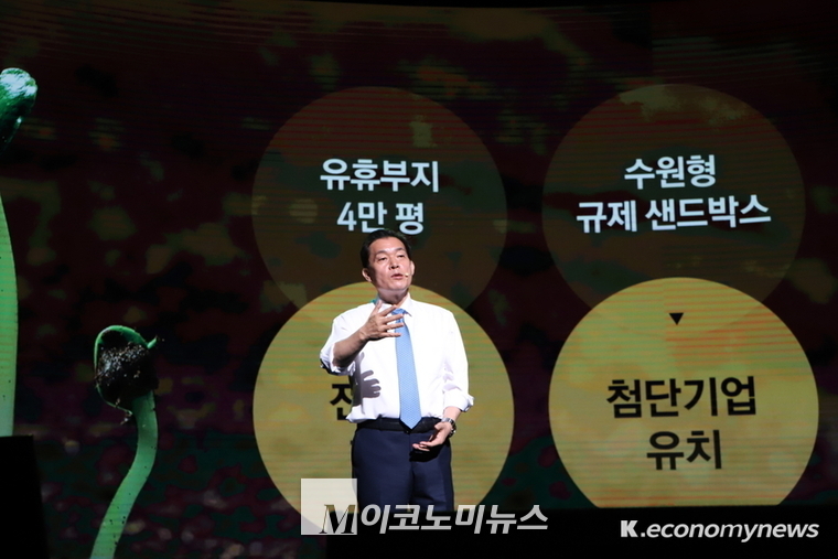 5일 수원SK아트리움 대공연장에서 개최된 민선 8기 비전 선포식에서 이재준 수원시장이 민선 8기 수원특례시 비전과 정책을 발표하고 있다. (사진 / 최재우기자)