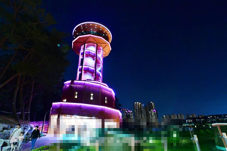 광교호수공원에 설치된 프라이부르크 전망대 야경 모습. (사진제공/수원시)