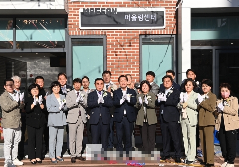 (이재준 수원시장(사진앞줄 중앙)과 참석자들이 매산동어울림센터 준공을 축하하고 있다 사진제공/수원시)