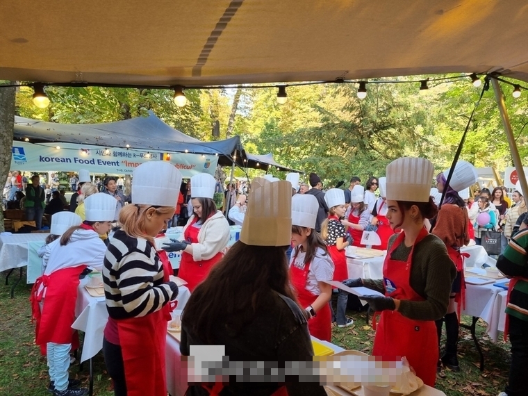(한국음식행사에서 루마니아 클루지나포카시 현지 시민들이 한국음식을 만들어보고 있다 사진제공/수원시)