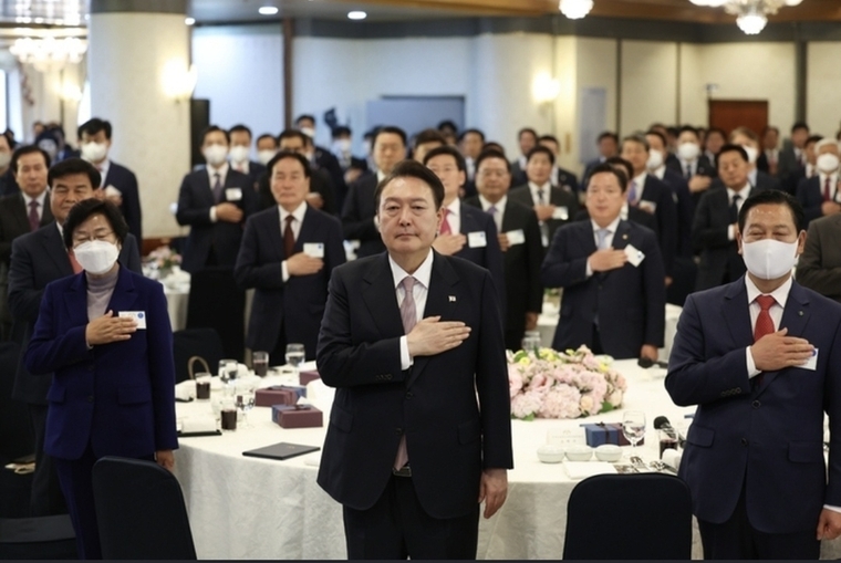 ▲ 지난 28일 열린 국정설명회에서 윤석열 대통령(사진 중앙)과 김경희 이천시장(사진 왼쪽) 등 참석자들이 국기에 대한 경례를 하고 있는 모습 <사진제공 이천시>
