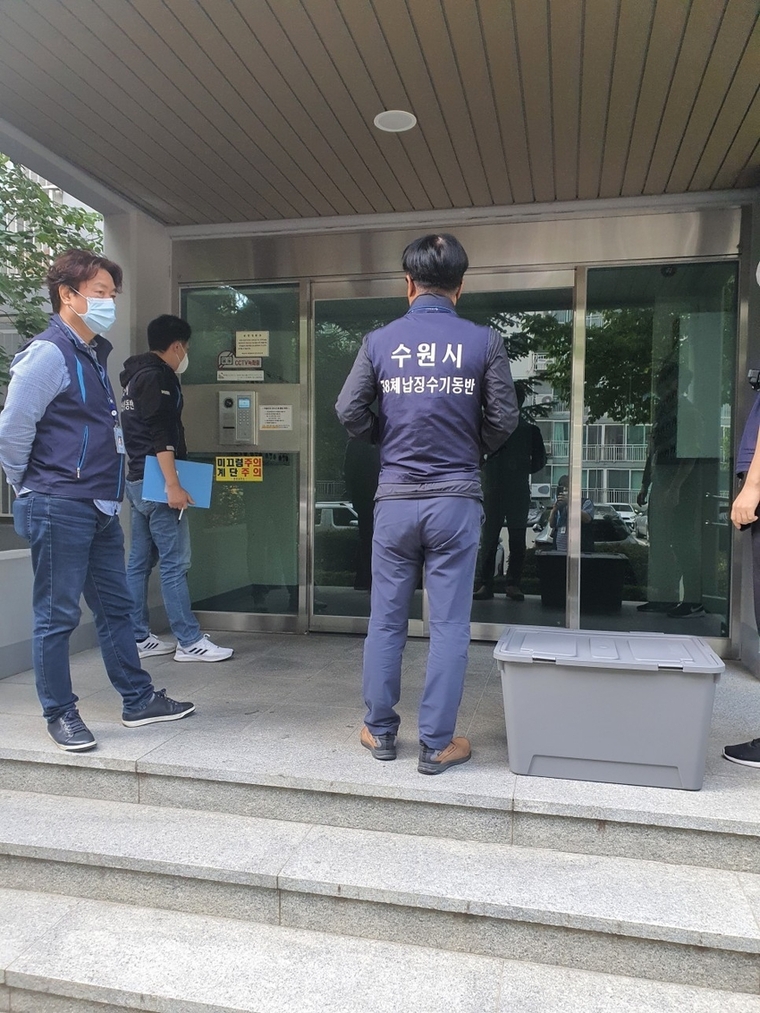 ▲ 가택 수색을 위해 고액상습체납자의 집을 찾은 직원들 <수원특례시 제공>