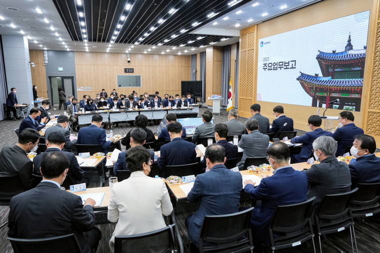 지난 11월 초 수원특례시가 2023 주요업무보고회를 열어 시민들과 함께 공유하고 있다 <수원시 제공>