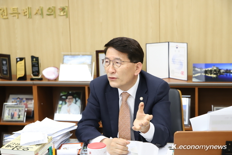 김기정 수원특례시의회 의장이 시민의 눈높이에 맞는 의정활동을 펼칠 것을 약속했다 <사진 : 경인 최재우 기자>