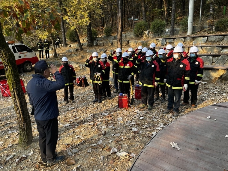  산불종사원 모습 <수원시 제공>