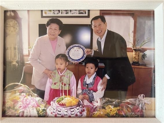 '경동원'을 방문한 오쿠야마 요시히토씨가 故 정의순 명예 이사장의 생전때 함께 한 모습 <수원시 제공>