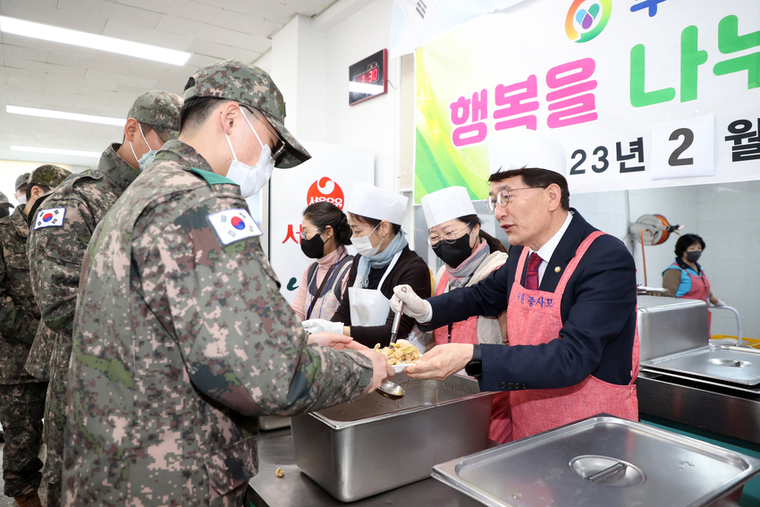 육군 장병들에게 배식봉사 활동을 펼치고 있는 김기정의장 <수원특례시의회 제공>