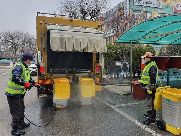 수원시의 한 공동주택단지에서 음식물류 폐기물 전용수거용기를 세척하고 있다 <수원시 제공>