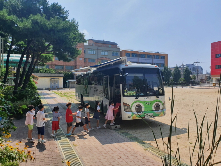  2022년 남수원초등학교에서 열렸던 수원이 환경교실 체험 모습 <수원시 제공>