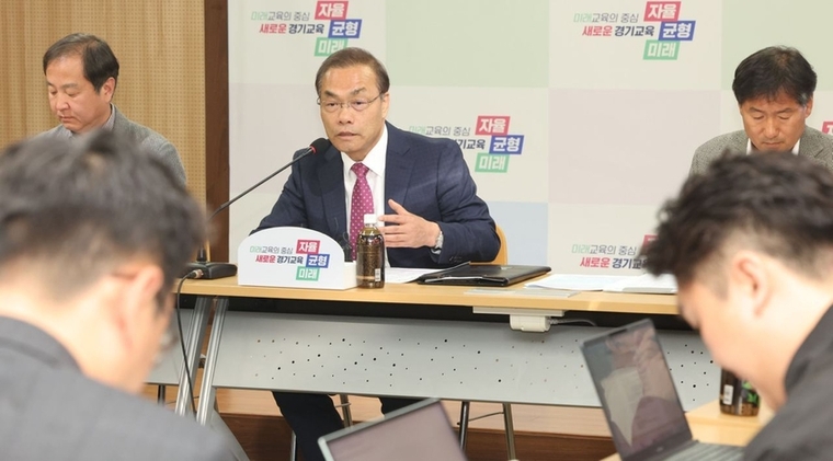 경기도교육청이 학생들의 기초 체력 향상과 인성 교육, 학생선수 성장 지원 등을 목표로 새롭게 시작하는 임태희 교육감표 ‘학교체육 활성화 정책’을 발표, 성정현 체육건강과장이 내용을 설명하고 있다. 사진=경기도교육청 제공
