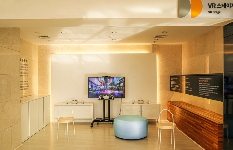 경기아트센터(사장 서춘기)가 디지털 극장 운영의 일환으로 관객 VR(Virtual Reality, 가상현실) 체험 공간을 마련, 지난 13일 오픈했다. 사진=경기아트센터 