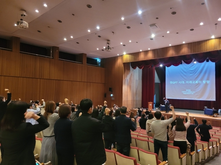 경기도교육청(교육감 임태희)이 ‘챗(Chat)GPT와의 만남, 미래교육을 상상해 봄’이라는 주제로 18일 개최한 세미나에 사전 신청한 200여 명이 참석, 챗GPT의 교육적 활용에 높은 관심이 반영됐다는 평이다. 사진=경기도교육청