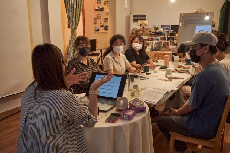 지난해 낯설여관에서 진행된 글쓰기창작소 문화 활동의 모습. 사진=경기도 제공 