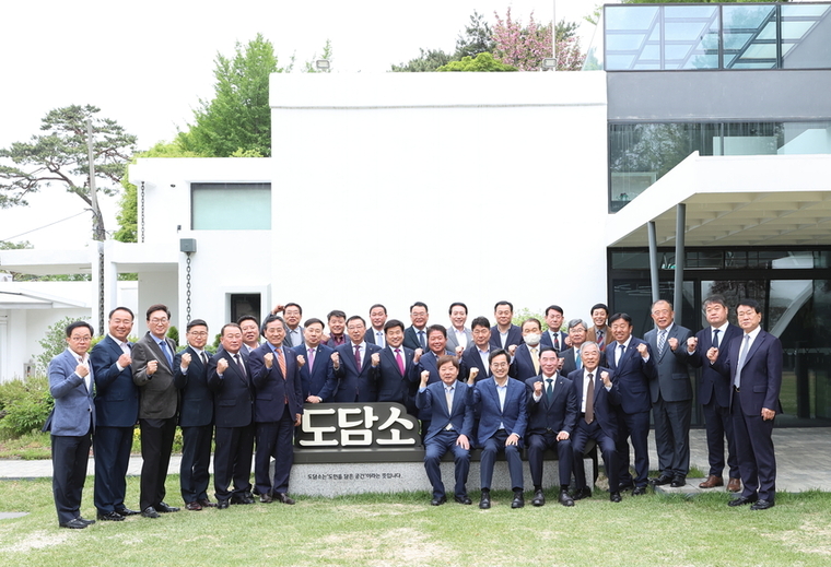 25일 오후 도담소에서 열린 민선 2기 경기도 시·군 체육회장 소통간담회에서 김동연 경기도지사와 이원성 경기도체육회장, 시·군 체육회장, 도의회 의장 및 문체위 위원장 등이 기념촬영을 하고 있다. 사진=경기도 제공