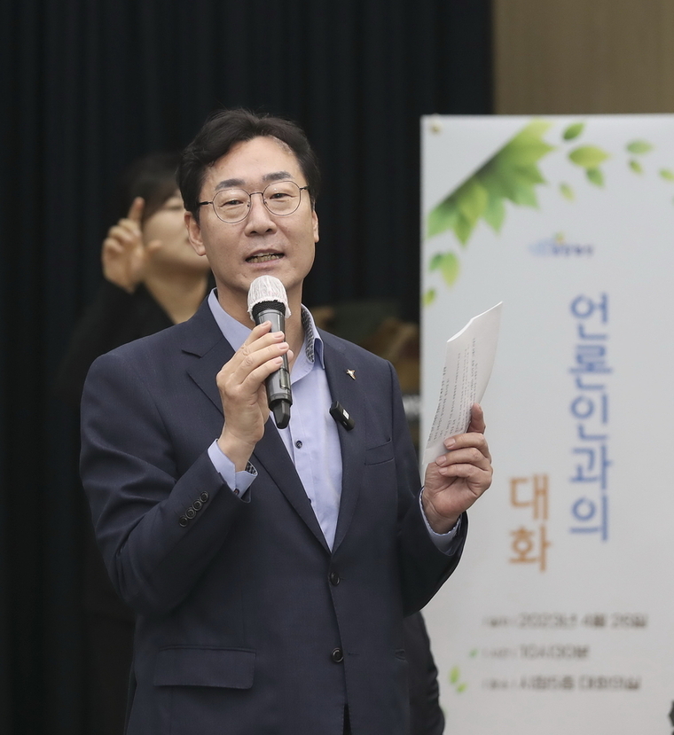 시정 주요현안에 대해 설명하고 있는 정명근 화성시장 <화성시 제공>