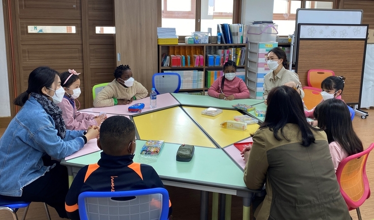 경기도교육청이 다문화가정 학생·학부모와 학교를 지원하기 위한 임기제 공무원을 안산교육지원청과 화성·오산교육지원청에 배치한다. 사진=경기도교육청 제공