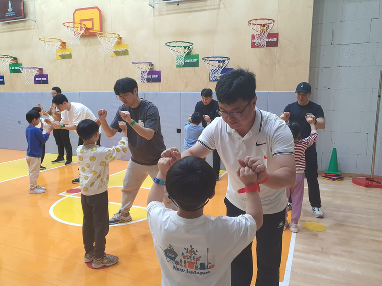 경기도교육청이 가정의 달 5월을 맞아 운영하는 ‘아빠와의 만남, 아빠와 함께 해봄’ 프로그램 모습. 사진=경기도교육청 제공