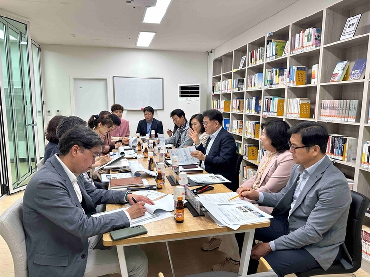 이경희 제1부교육감은 지난 12일 오후 성남 다함께돌봄센터 ‘고등마을 어린이 식당’을 방문, 지자체가 운영하는 돌봄 운영 현황을 파악하고 현장 의견을 청취했다. 사진 제공=경기도교육청