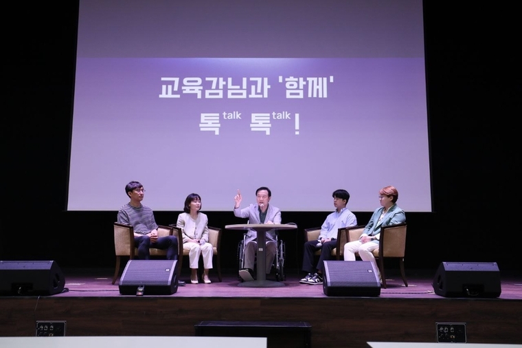 임태희 경기도교육감이 ‘그림&드림 수업 콘서트’에 참석, 에듀테크 활용으로 교육 생태계가 달라질 것이라며 학생 맞춤형 교육을 강조했다. / 사진 제공 : 경기도교육청