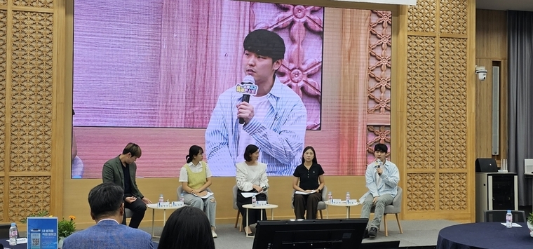 수원특례시가 ‘인간 vs 인공지능(AI), 그리고 미래직업’을 주제로 ‘2023 소통공감 톡톡콘서트’를 개최해 큰 호응을 얻었다. / 사진 제공 : 수원특례시