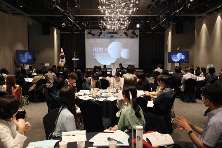 경기도교육청이 ‘수업 혁신 교원 100인 포럼’을 개최, 학생 주도성과 창의성을 키우기 위한 새로운 수업 정책 발굴 및 제안의 시간을 가졌다. / 사진 제공 : 경기도교육청 