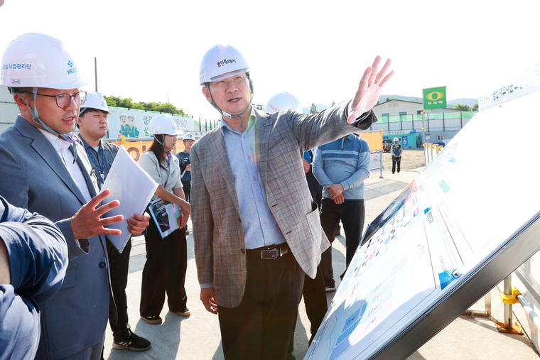 이상일 시장이 주민 대표들과 용인 에코타운 조성 현장을 둘러보며 차질 없는 공사 진행을 당부하고 있다 <용인특례시 제공>