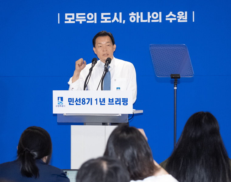 기자브리핑에서 발언하고 있는 이재준 수원특례시장 <수원특례시 제공>