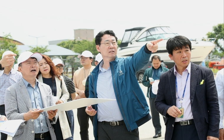 전곡항과 제부도에서 현장을 점검하고 있는 정명근 화성시장 <화성시 제공>