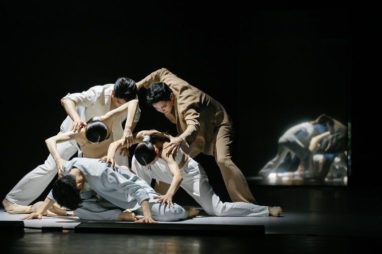 경기도무용단의 레퍼토리 시즌 ‘하랑-함께 날아오르다’의 한 장면. / 사진 제공 : 경기아트센터 