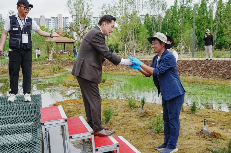 지난 5월 19일 이재준 시장이 해오라비난초 식재행사에 참여하고 있는 모습 <수원시 제공>