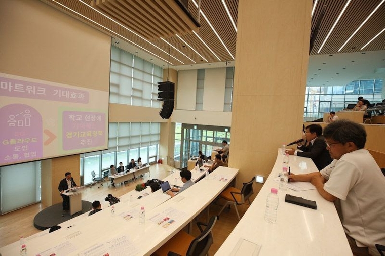 경기도교육청이 전국 교육행정기관 가운데 최초로 ‘스마트워크’를 도입, 자율 역량과 업무 특성에 따라 청사·업무층·좌석 등을 선택 근무할 수 있도록 했다. / 사진 제공 : 경기도교육청